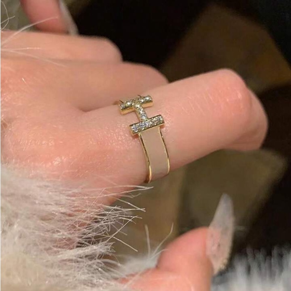 Elegant “H” Gorgeous Women's Ring size 8.